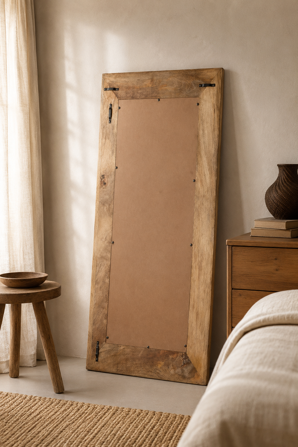 Miroir sculpté indien, bois et blanc usé, Motif gravé à la main, fond blanc usé. Photo 6 sur 7.