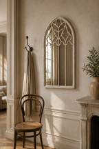 Miroir fenêtre blanc vintage, 40×80 cm. Présenté avec un objet de référence pour l'échelle.