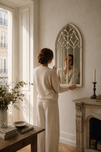 Miroir fenêtre blanc vintage, 40×80 cm. En situation, présence humaine suggérée de dos.