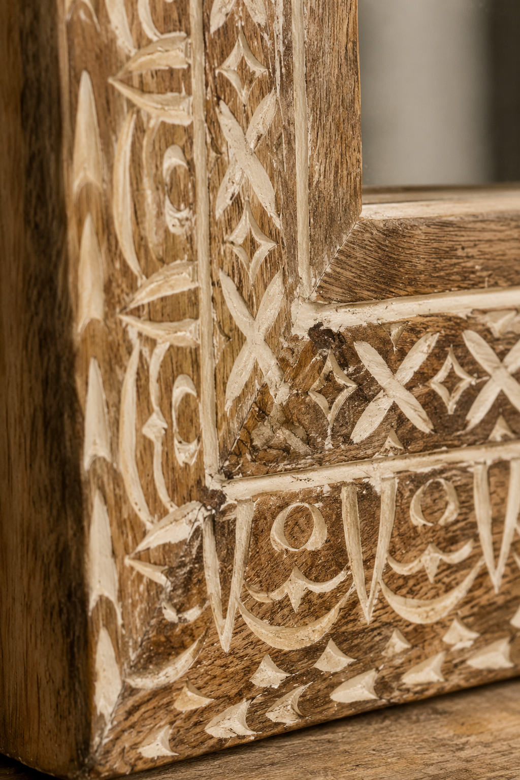 Miroir sculpté indien, bois et blanc usé, Motif gravé à la main, fond blanc usé. Photo 4 sur 7.