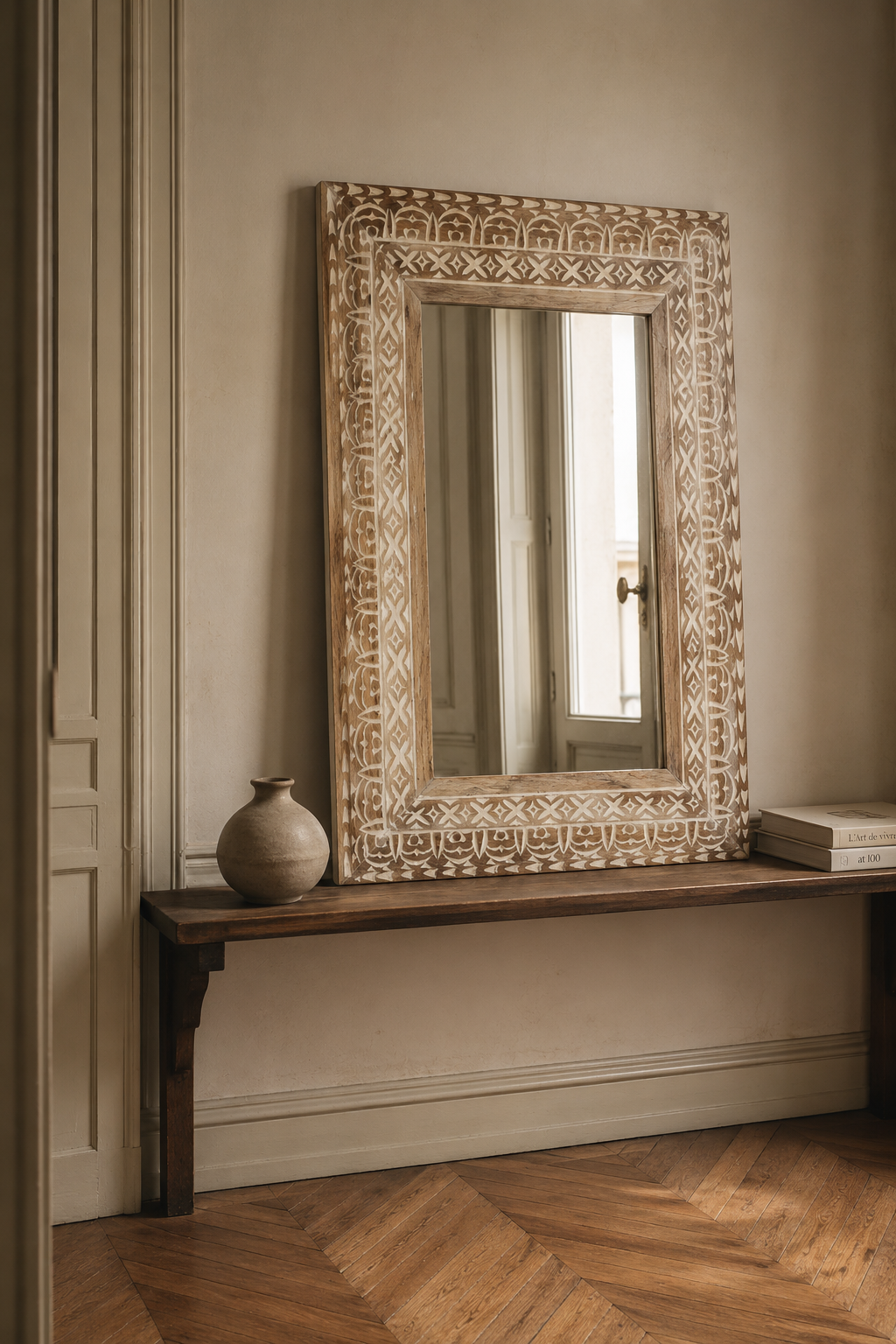 Miroir sculpté indien, bois et blanc usé, Motif gravé à la main, fond blanc usé. Photo 1 sur 7.