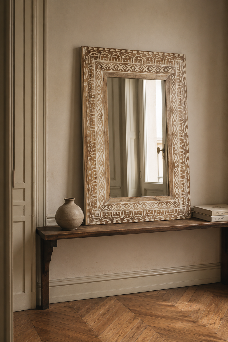 Miroir sculpté indien, bois et blanc usé, Motif gravé à la main, fond blanc usé. Photo 1 sur 7.
